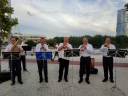 Духовой оркестр выступил на набережной в рамках программы «Летний вечер у реки»